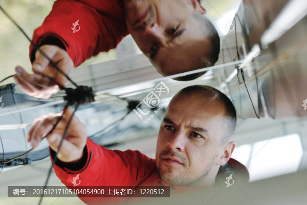 工作場(chǎng)所的太陽(yáng)能電池板工程師