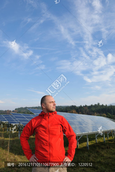 工作場所的太陽能電池板工程師