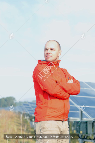 工作場所的太陽能電池板工程師
