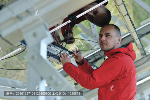 工作場(chǎng)所的太陽(yáng)能電池板工程師