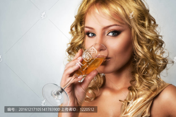 帶香檳酒杯的年輕金發(fā)女郎