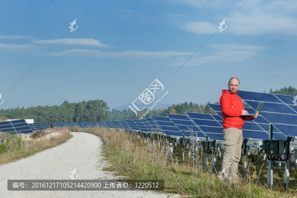 太陽(yáng)能電池板廠用筆記本電腦工程師