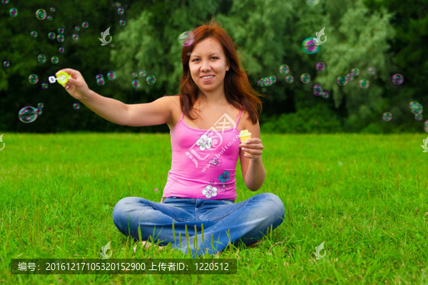 吹肥皂泡的女孩