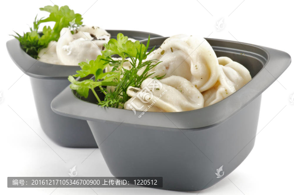 奶油和綠色黑碗孤立在白色背景肉豬肉水餃