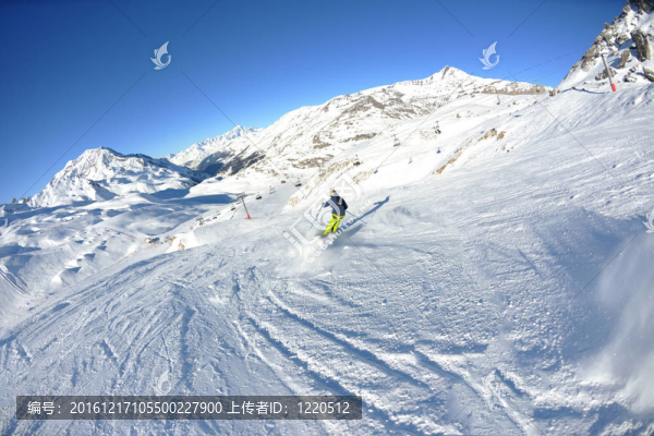 在晴朗的日子里在冬天的雪上滑雪