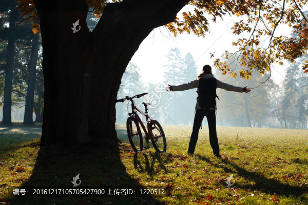用伸出來的手激動的女人站在公園騎自行車