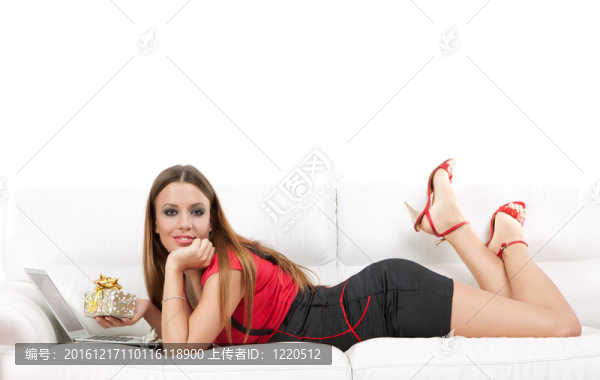 吸引女性使用筆記本電腦