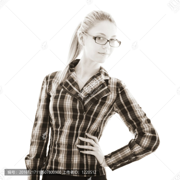 迷人的女孩透過眼鏡看。工作室拍攝