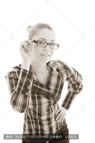 迷人的女孩透過眼鏡看。工作室拍攝