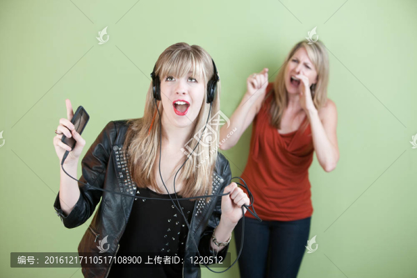 年輕女子大聲歌唱
