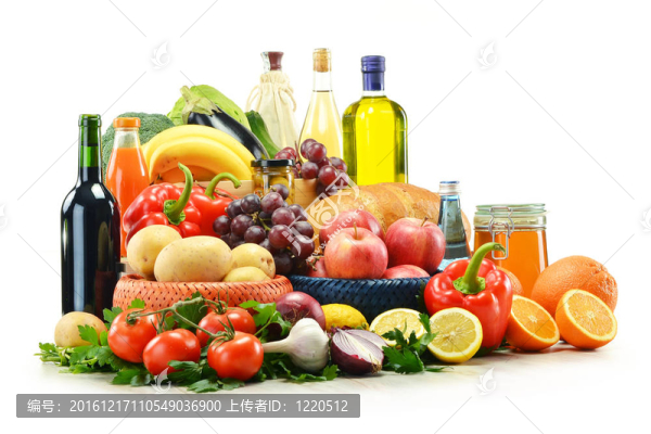 在白色上孤立的帶有食品雜貨和籃子的組合物。
