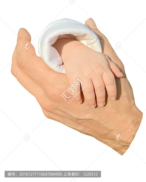 嬰兒手中的父親的手掌