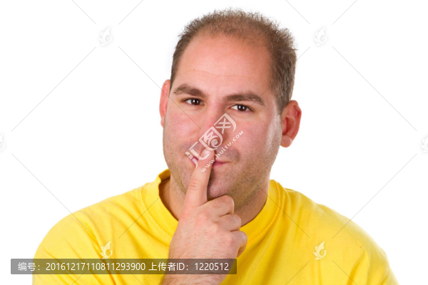 顯示退出標志的年輕人
