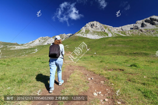 徒步旅行者在Dolomites