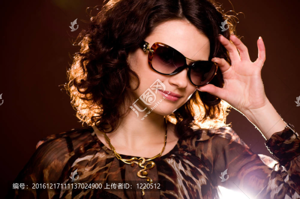 戴眼鏡的年輕女子