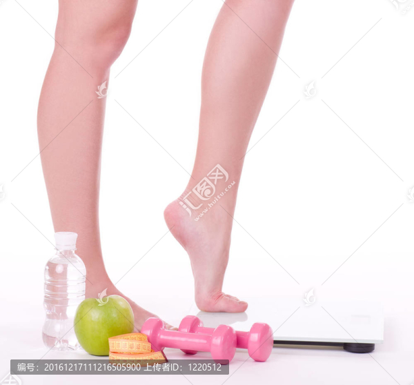 尺度上的女性腳
