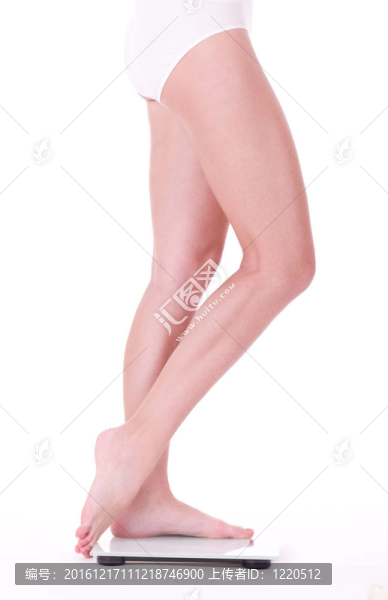 尺度上的女性腳