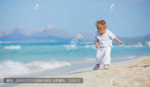可愛(ài)的男孩在美麗的海灘上快樂(lè)地玩耍