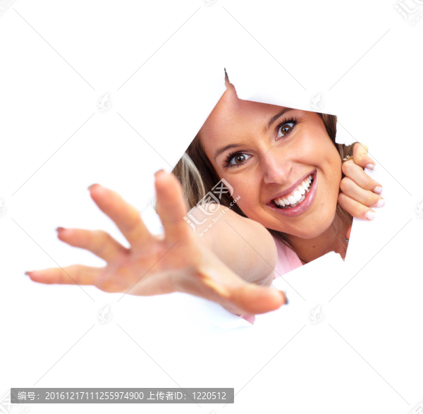女人透過洞看。