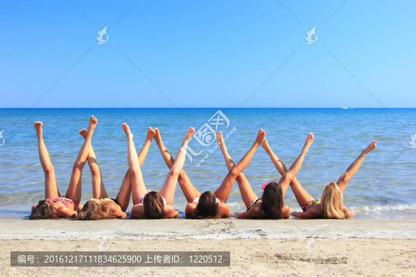 一群美麗的年輕女孩躺在沙灘上的六組