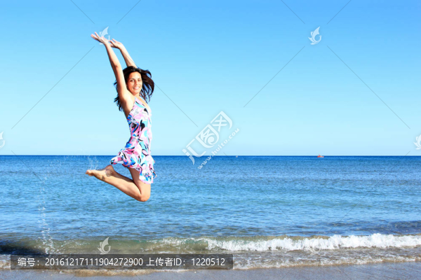 跳在海灘上的年輕女子