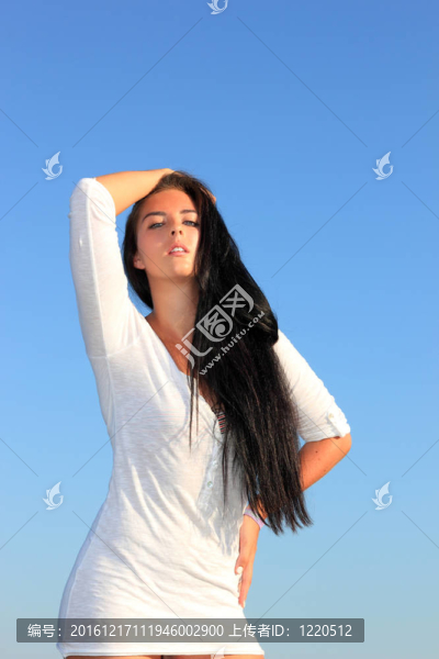 海灘上一個漂亮女人的照片