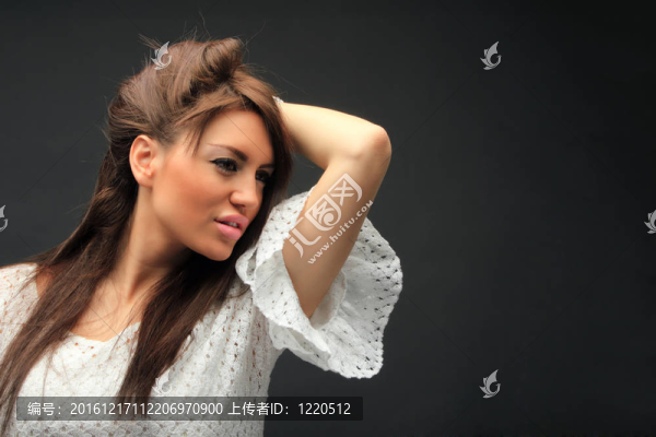 美麗的長(zhǎng)發(fā)黑發(fā)女人肖像