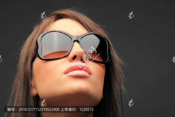 美麗的長發(fā)黑發(fā)女人肖像