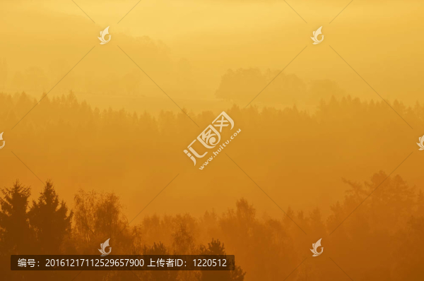 霧蒙蒙的日出