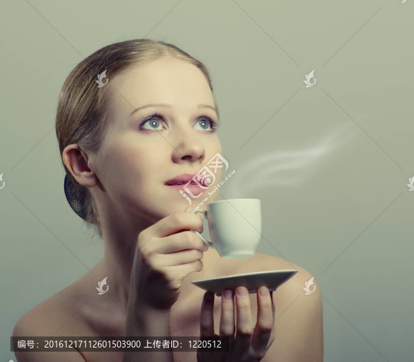 美麗的年輕女子享受一杯咖啡