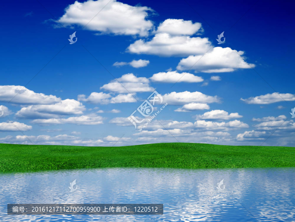 在多云的天空下，有一片碧綠的草地，倒影在水中