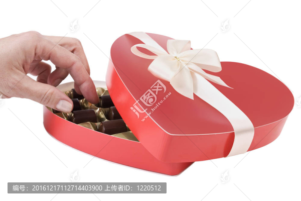 女人的手拿巧克力糖