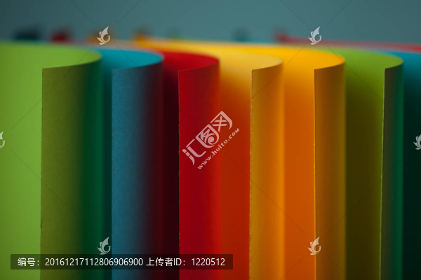 藍(lán)色背景下的彩色紙結(jié)構(gòu)