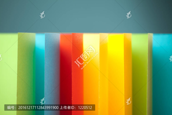 藍(lán)色背景下的彩色紙結(jié)構(gòu)