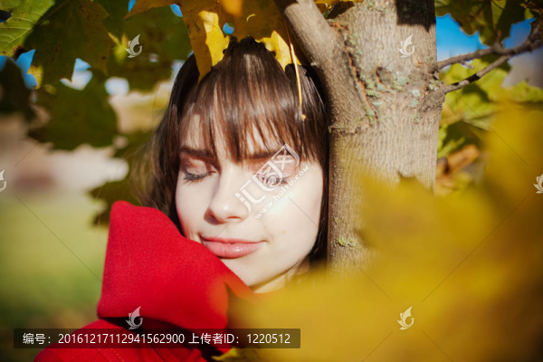 站在樹下的女人