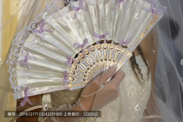 白色連衣裙和扇子的新娘
