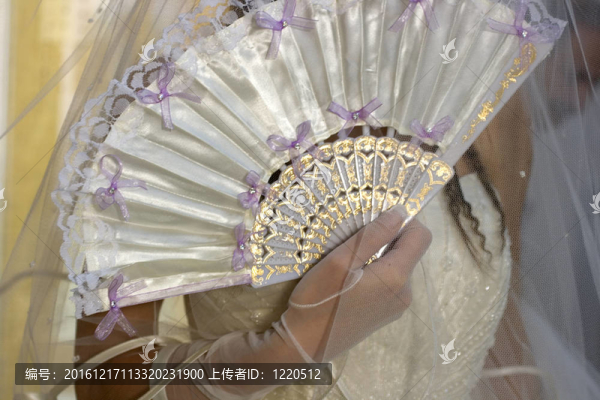 白色連衣裙和扇子的新娘