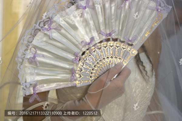 白色連衣裙和扇子的新娘