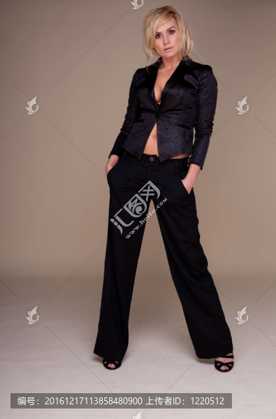 在slacksuit迷人的女人