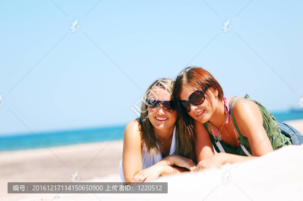 夏日海灘上的少女