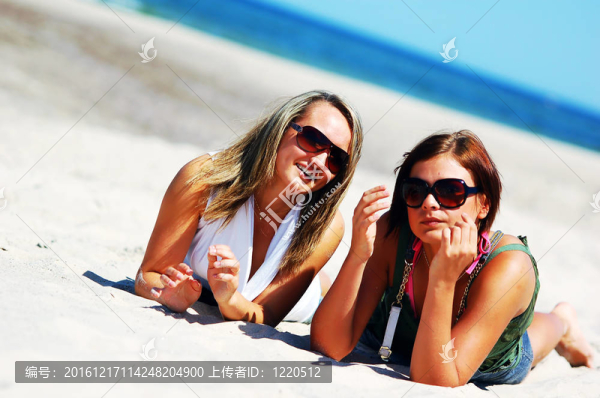 夏日海灘上的少女
