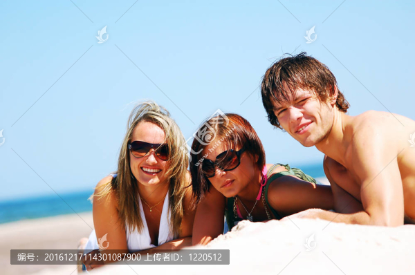 夏日海灘上的年輕朋友
