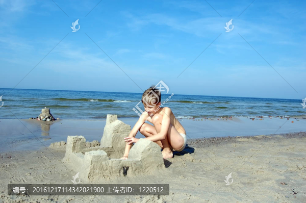 在海灘上玩耍的男孩