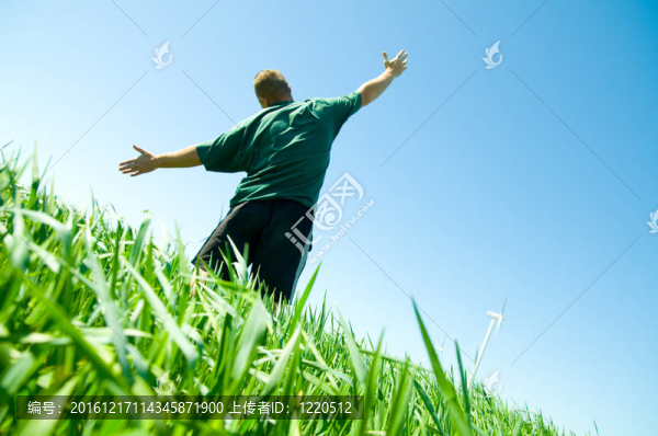 夏日快樂的男人