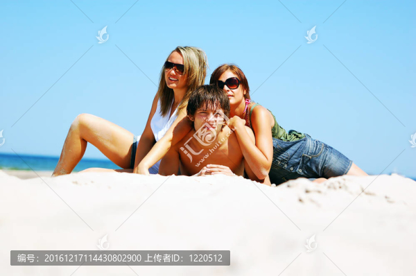夏日海灘上的年輕朋友