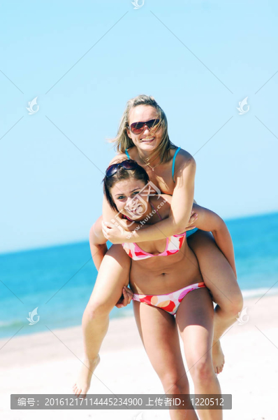 夏日海灘上的年輕女人