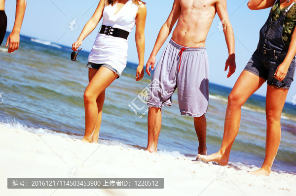 夏日海灘上的年輕朋友