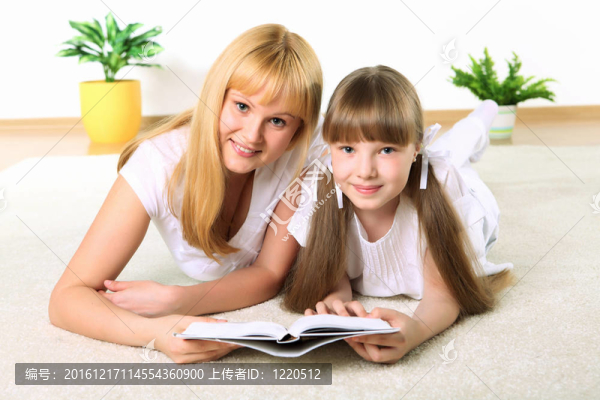 母親與女兒在工作室