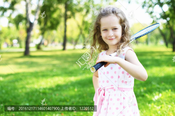 夏日公園里的小女孩