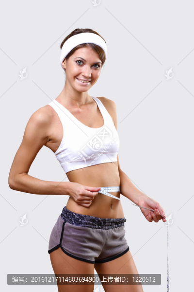 穿運(yùn)動(dòng)服的年輕漂亮女人